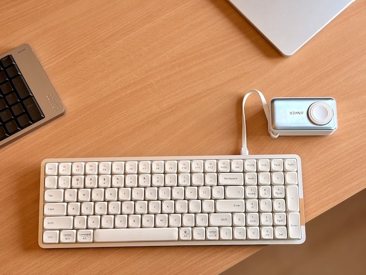Lofree Keyboard wird an einer Powerbank aufgeladen