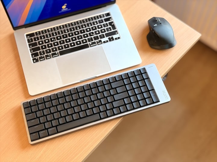 MacBook mit Lofree Keyboard und Maus