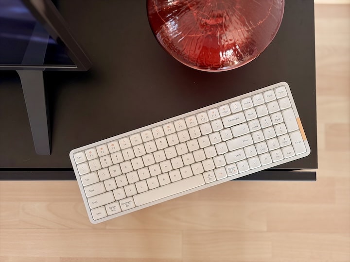 Tastatur auf einem Sideboard