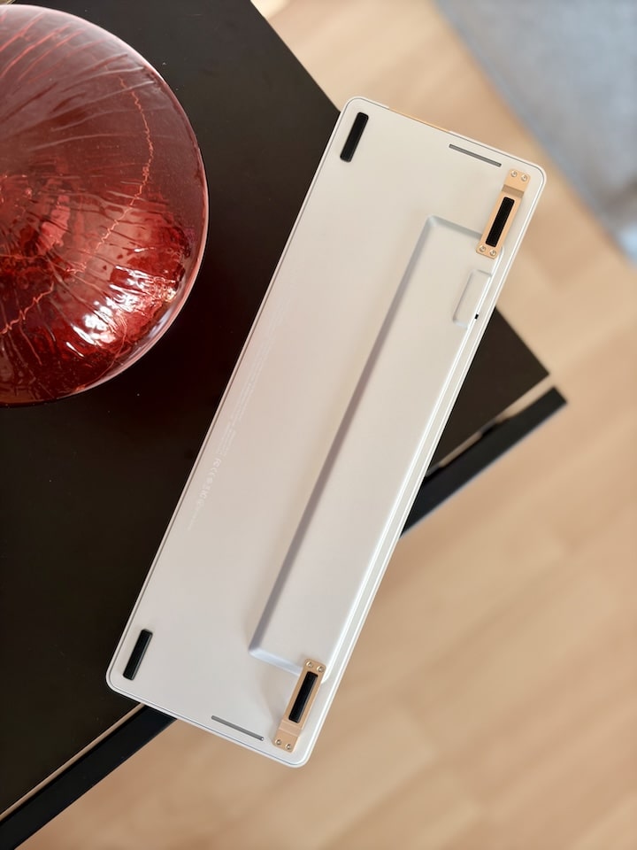 Unterseite Lofree Flow Keyboard in weiss