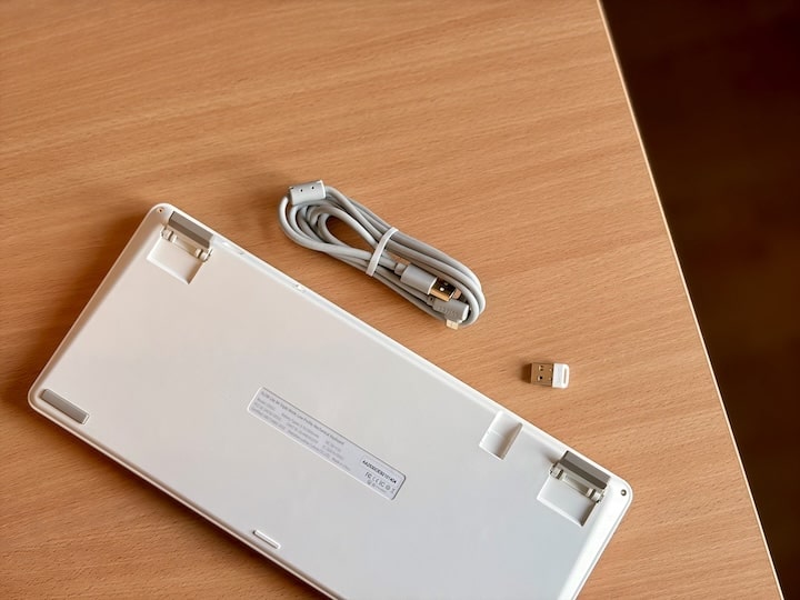 Lofree Tastaturen Test: Flow Lite, Flow 2 und Flow 100 im Vergleich Unterseite und Dongle und Kabel einer Tastatur