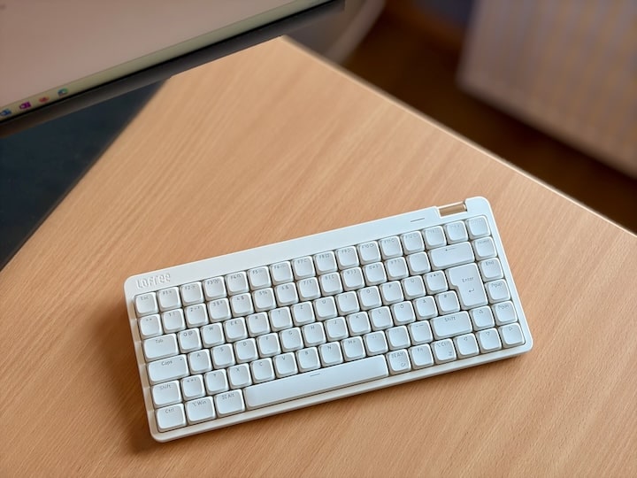 Weisse Tastatur auf Schreibtisch