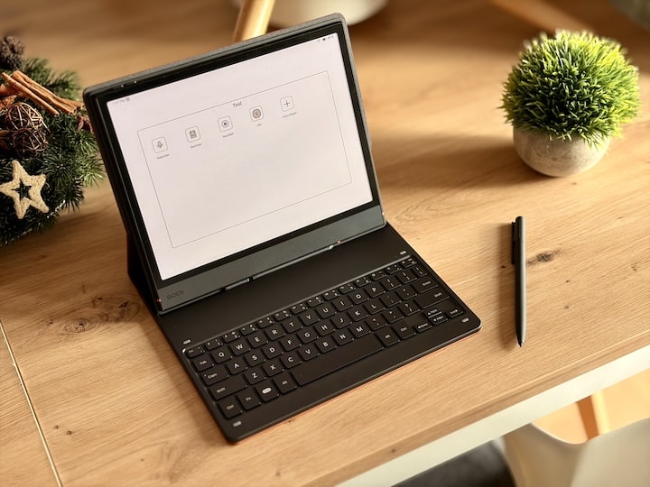 BOOX Note Air5 C mit Stift und Tastatur auf einem Schreibtisch