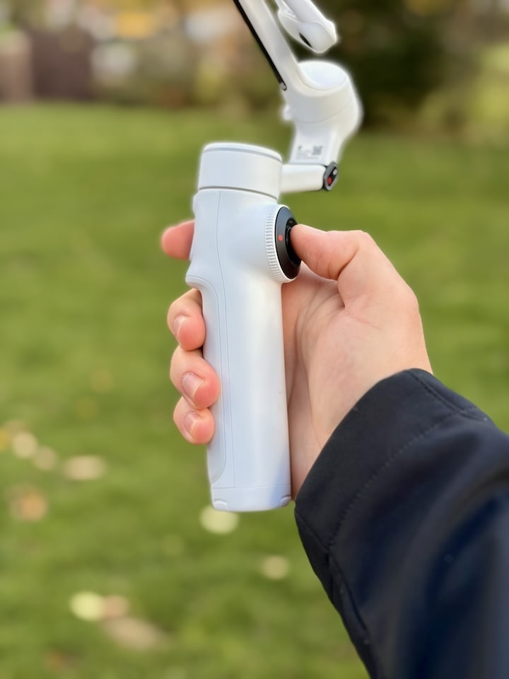 Hand an Bedienung des Insta360 Flow 2 Pro