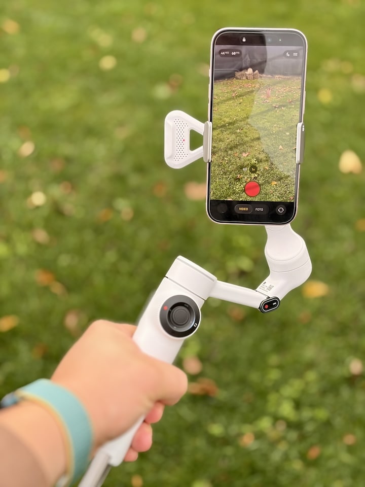 Hand filmt im Hochformat mit Smartphone