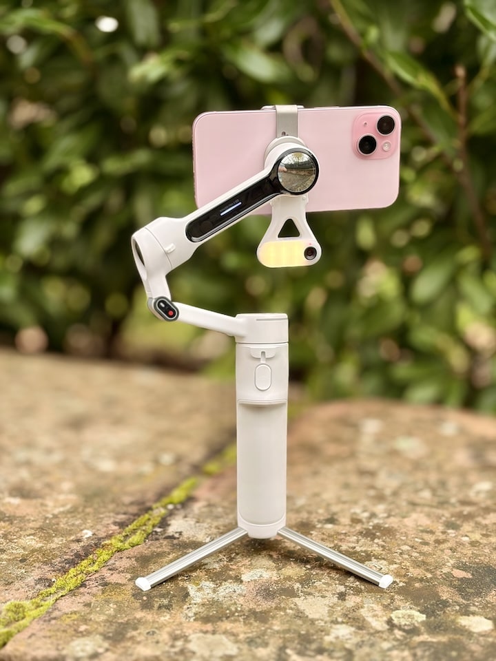 Insta360 Flow 2 Pro mit rosa iPhone 15