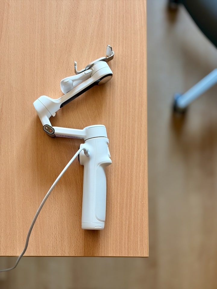 Insta360 Flow 2 Pro wird am Kabel geladen