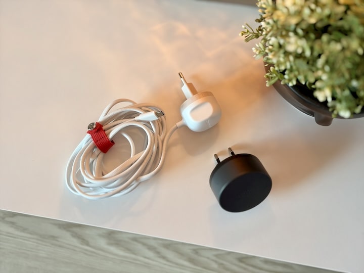 Twelve South PowerCord und PowerBug Test – Meine Eindruck zum Ladeset Twelve South Ladezubehoer auf einem Tisch