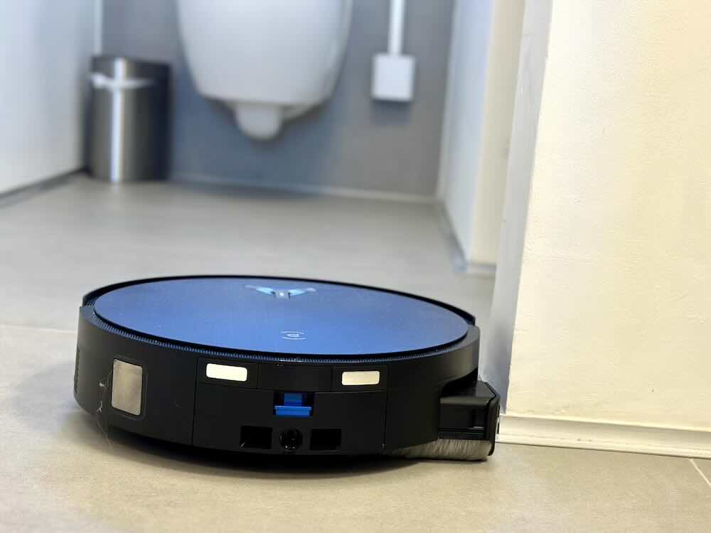 buerste faehrt seitlich heraus und reinigt bis an den rand