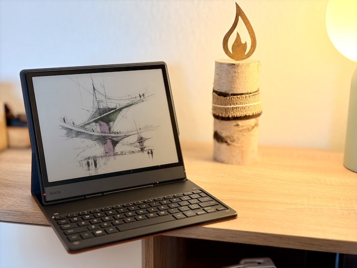BOOX Note Air5 C im Test: Android E-Ink der Spitzenklasse? ePaper Tablet neben einer Deko Kerze