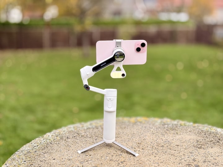 iPhone 15 mit Gimbal und einer LED Leuchte