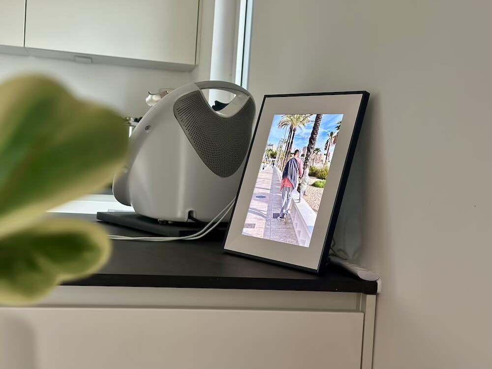 Aura Aspen Bilderrahmen im Test – meine Erfahrungen mit dem Premium-Fotorahmen aura aspen digitaler bilderrahmen in kueche