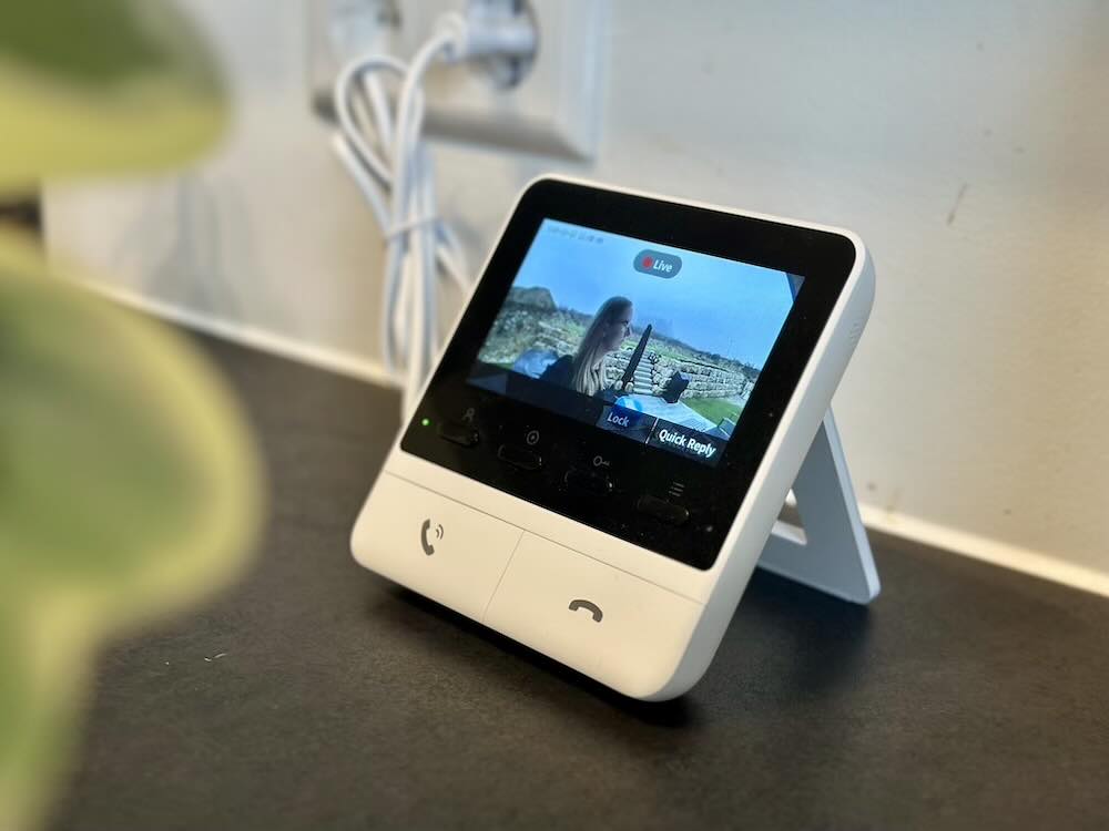 monitor zeigt besucher an der tuer an die geklingelt haben