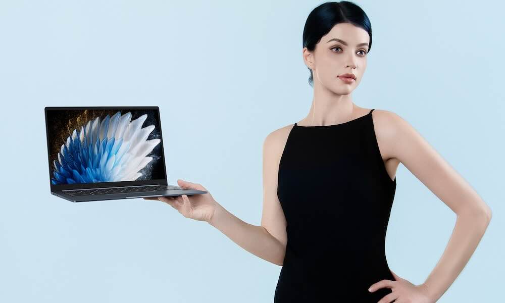 CHUWI fordert 1-kg-High-End-Ultraleicht-Laptops heraus – neue CoreBook-Air-Serie startet unter 500 US-Dollar Frau haelt neues corebook air