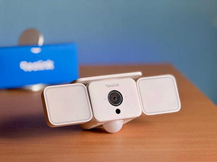 Reolink Solar Floodlight Cam: Flutlicht und Security Kamera Kamera mit zwei Flutlicht LEDs