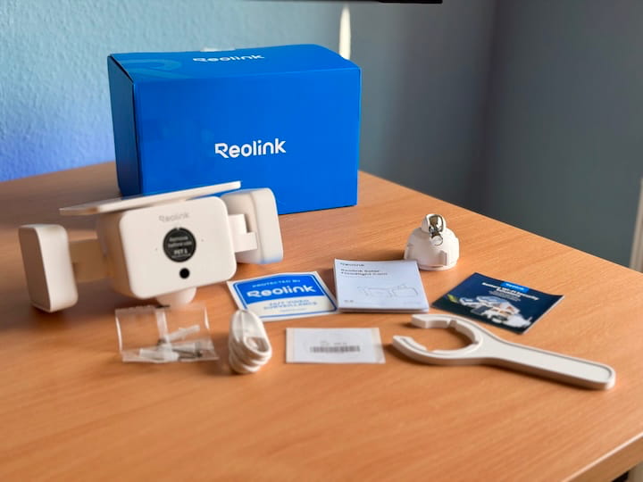 Reolink Solar Floodlight Cam: Flutlicht und Security Kamera Lieferumfang auf einem Tisch