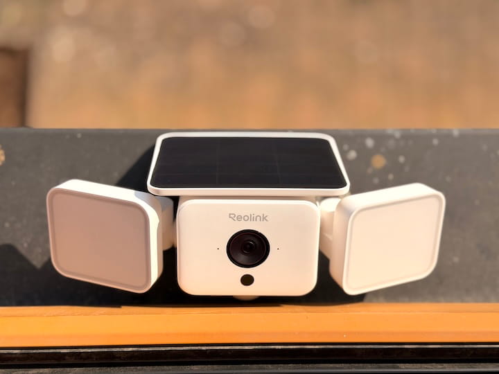 Reolink Solar Floodlight Cam: Flutlicht und Security Kamera Reolink Kamera in der Sonne