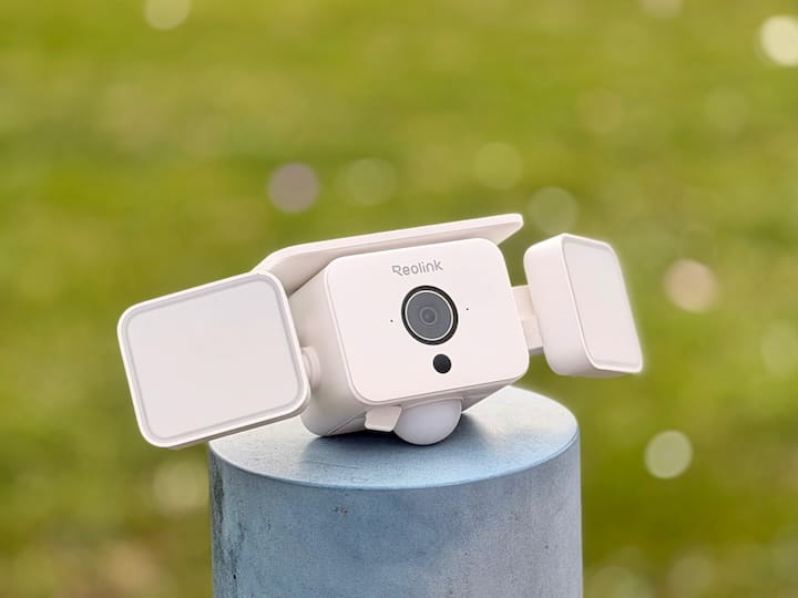 Reolink Solar Floodlight Cam: Flutlicht und Security Kamera Reolink Solar Floodlight Cam im Garten