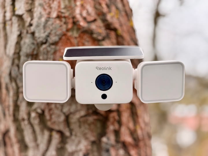 Reolink Solar Floodlight Cam: Flutlicht und Security Kamera Reolink Solar Floodlight Cam ist an einem Baum montiert