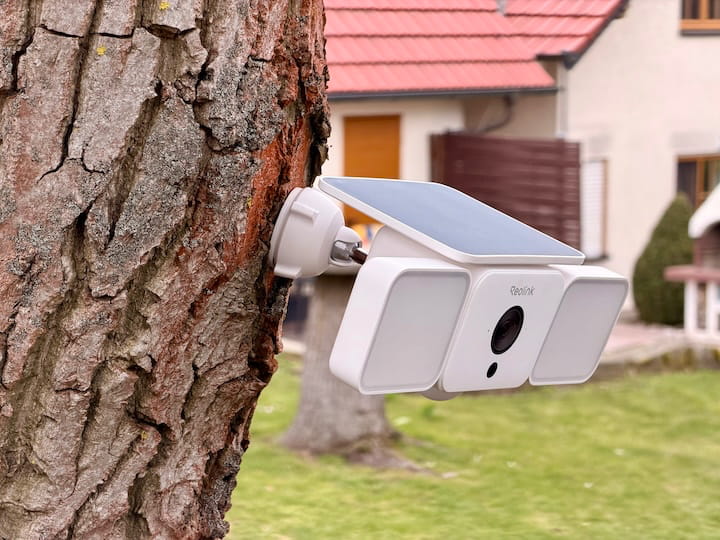 Reolink Solar Floodlight Cam: Flutlicht und Security Kamera Reolink Solar Floodlight Cam ist im Garten montiert