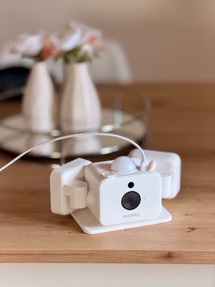 Reolink Solar Floodlight Cam: Flutlicht und Security Kamera Security Cam wird an einem Kabel geladen