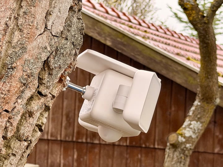 Reolink Solar Floodlight Cam: Flutlicht und Security Kamera Seitliche Ansicht einer Ueberwachungskamera