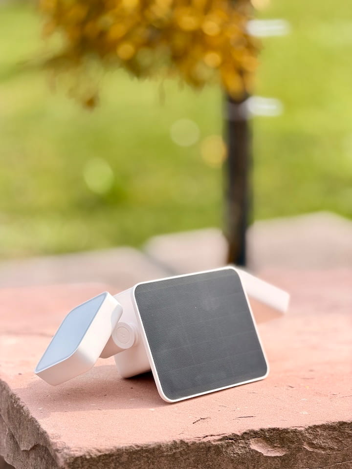 Reolink Solar Floodlight Cam: Flutlicht und Security Kamera Solar Cam liegt in der Sonne und wird geladen