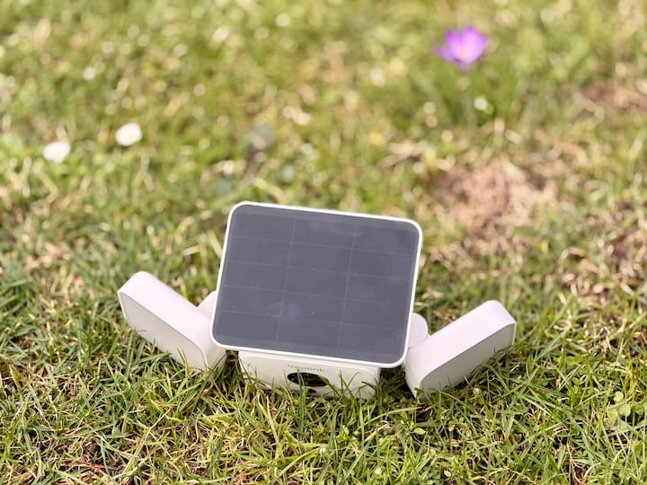Reolink Solar Floodlight Cam: Flutlicht und Security Kamera Solarpanel auf der Oberseite der Kamera