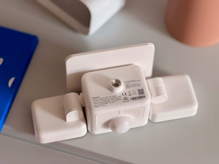 Reolink Solar Floodlight Cam: Flutlicht und Security Kamera Unterseite der Kamera