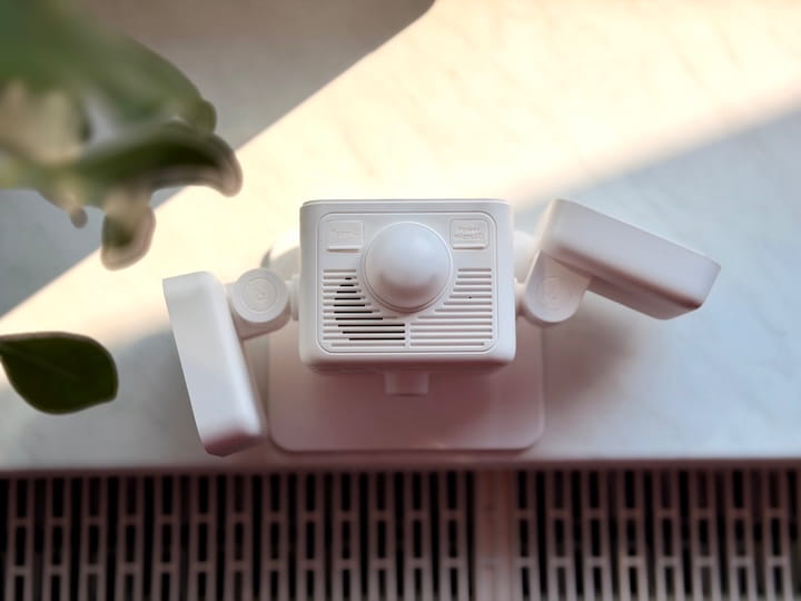 Reolink Solar Floodlight Cam: Flutlicht und Security Kamera Unterseite mit Bewegungsmelder