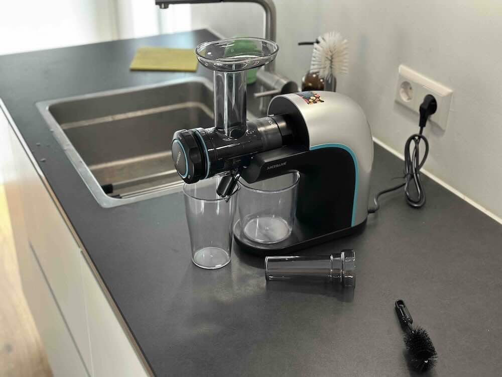 Cecotec Entsafter auf Arbeitsplatte