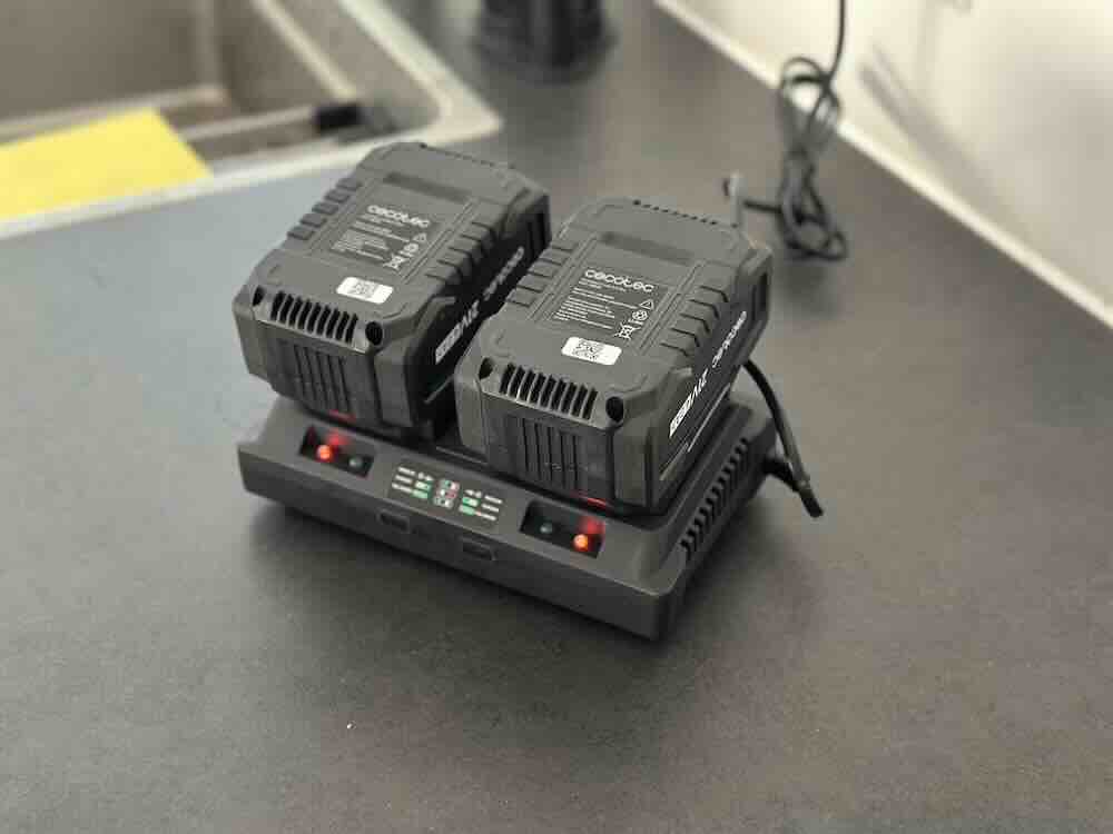 doppeltes ladegeraet fuer zwei akkus