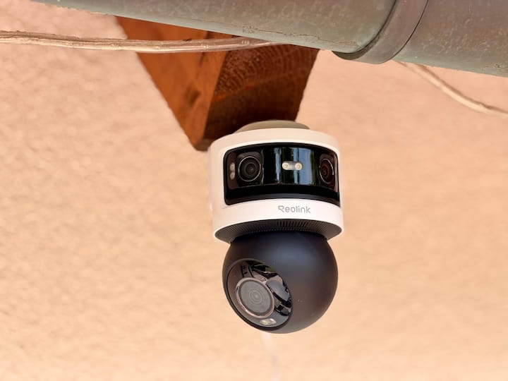 Reolink OMVI 3i WiFi im Test – Vielseitige Blickwinkel Kamera haengt an einem Balken outdoor
