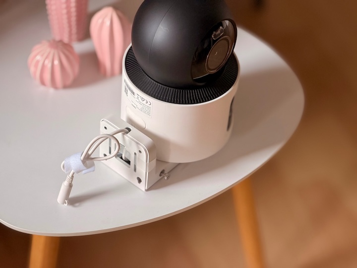 Reolink OMVI 3i WiFi im Test – Vielseitige Blickwinkel Montage und Ladekabel an der Rueckseite
