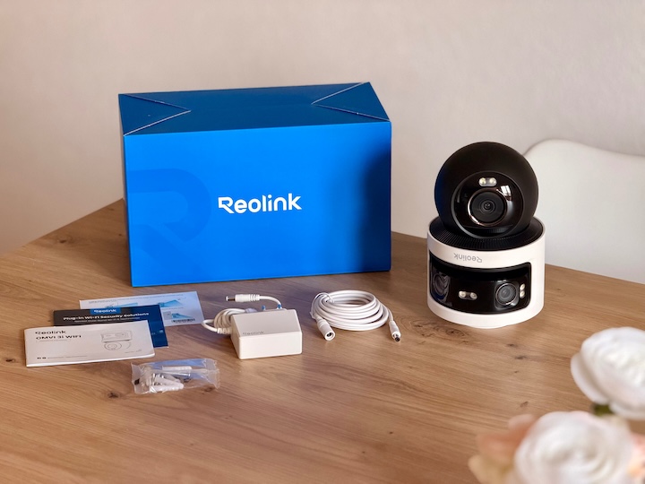Reolink OMVI 3i WiFi im Test – Vielseitige Blickwinkel Reolink Lieferumfang auf einem Tisch