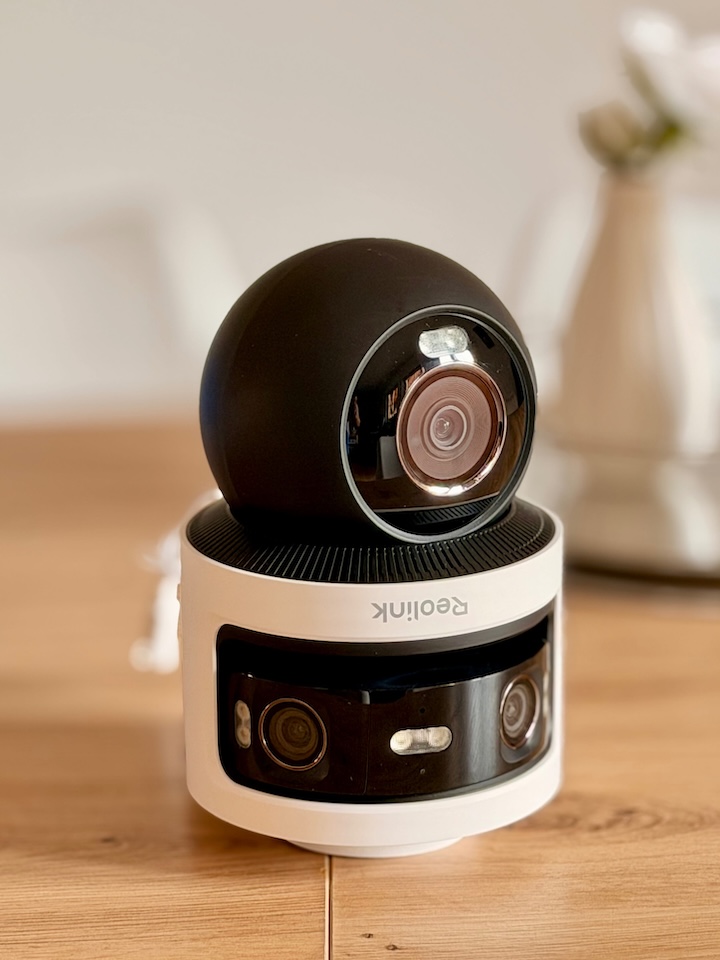 Reolink OMVI 3i WiFi im Test – Vielseitige Blickwinkel Reolink OMVI 3i WiFi auf einem Tisch