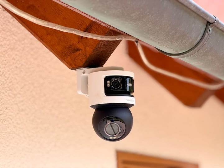 Reolink OMVI 3i WiFi im Test – Vielseitige Blickwinkel Reolink OMVI 3i WiFi haengt aussen am Haus