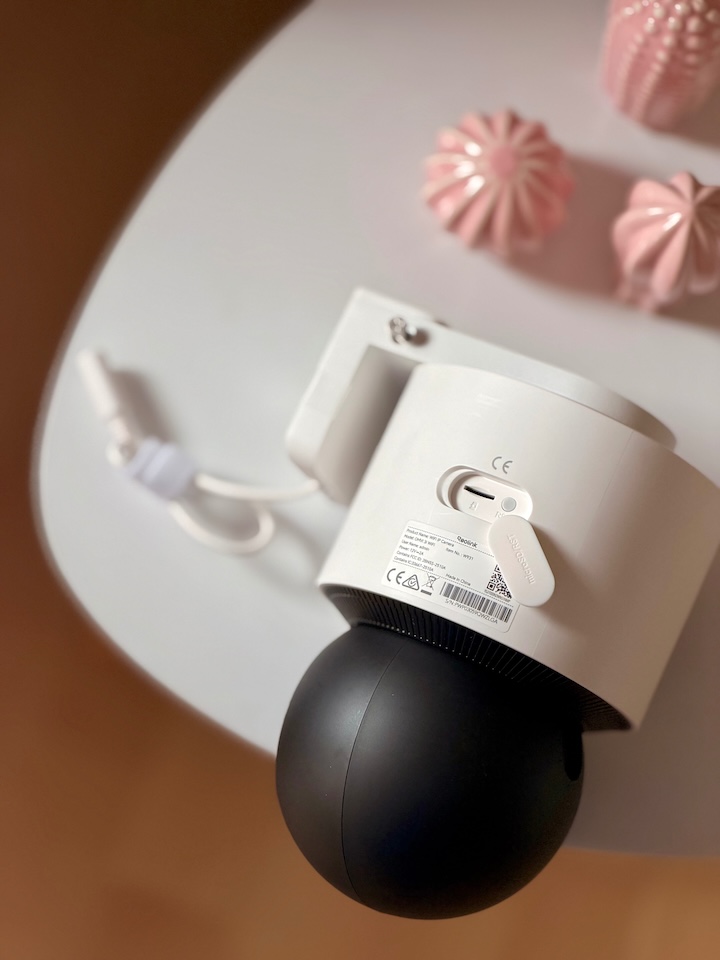 Reolink OMVI 3i WiFi im Test – Vielseitige Blickwinkel SD Karten Anschluss auf der Rueckseite
