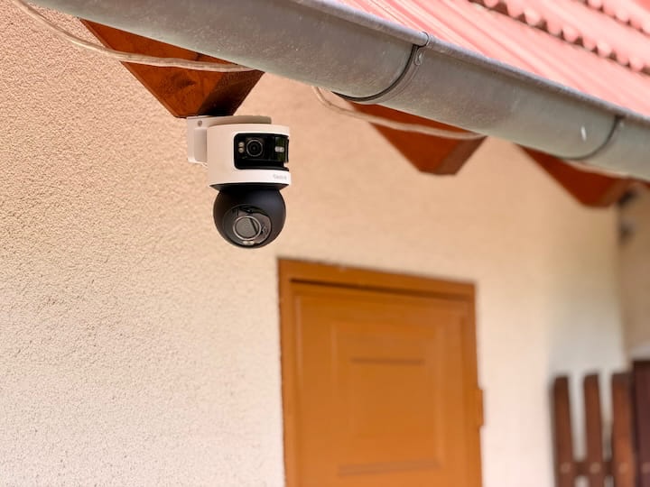 Reolink OMVI 3i WiFi im Test – Vielseitige Blickwinkel Sicherheitskamera haengt erhoeht aussen am Haus