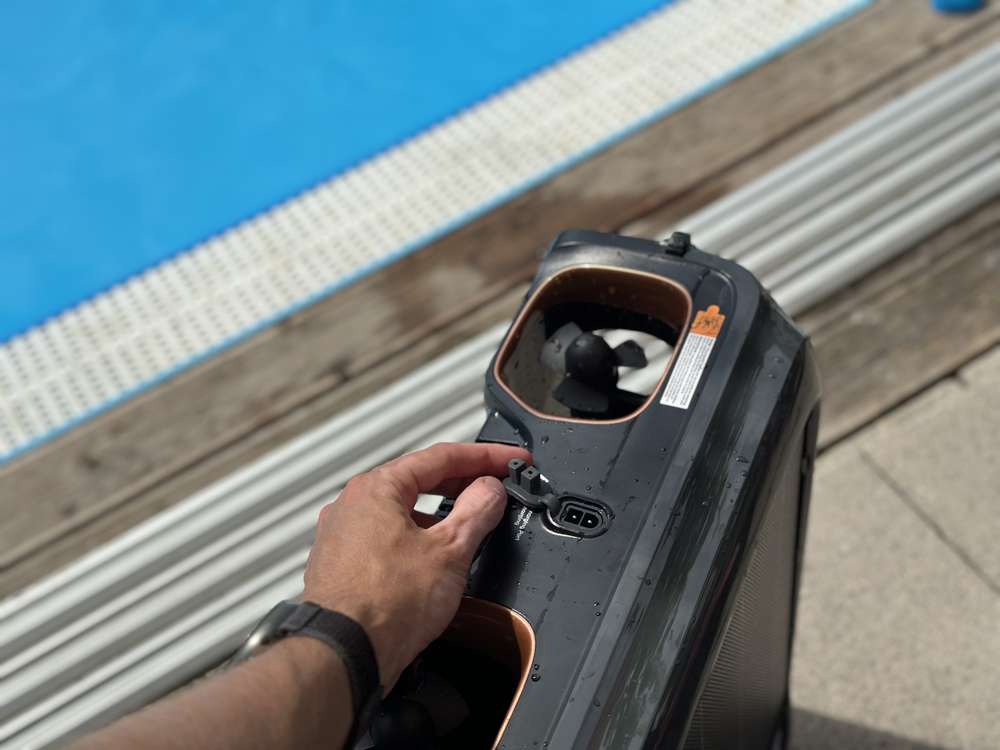 Scuba V3 & EcoSurfer S2 im Praxistest: Aiper's Experts Duo aiper scuba v3 filter entnahme hand