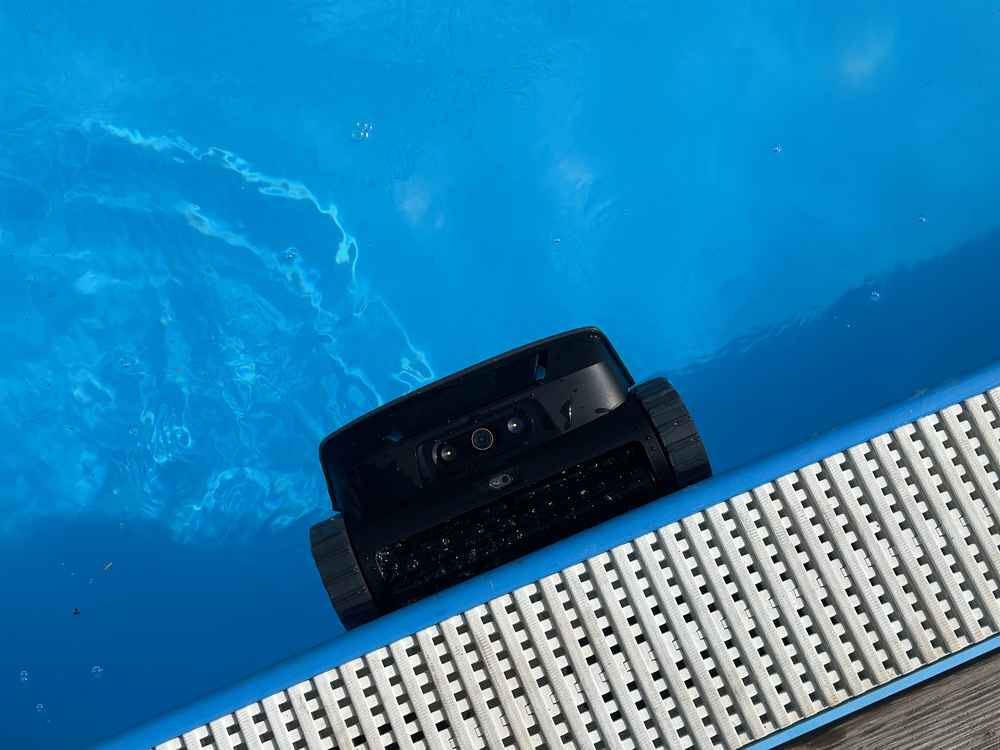 Scuba V3 & EcoSurfer S2 im Praxistest: Aiper's Experts Duo aiper skimmer poolrand draufsicht detail