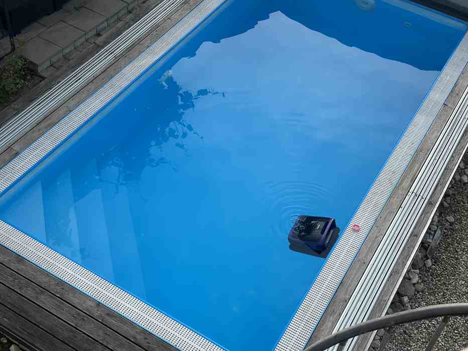automatischer poolreiniger im betrieb