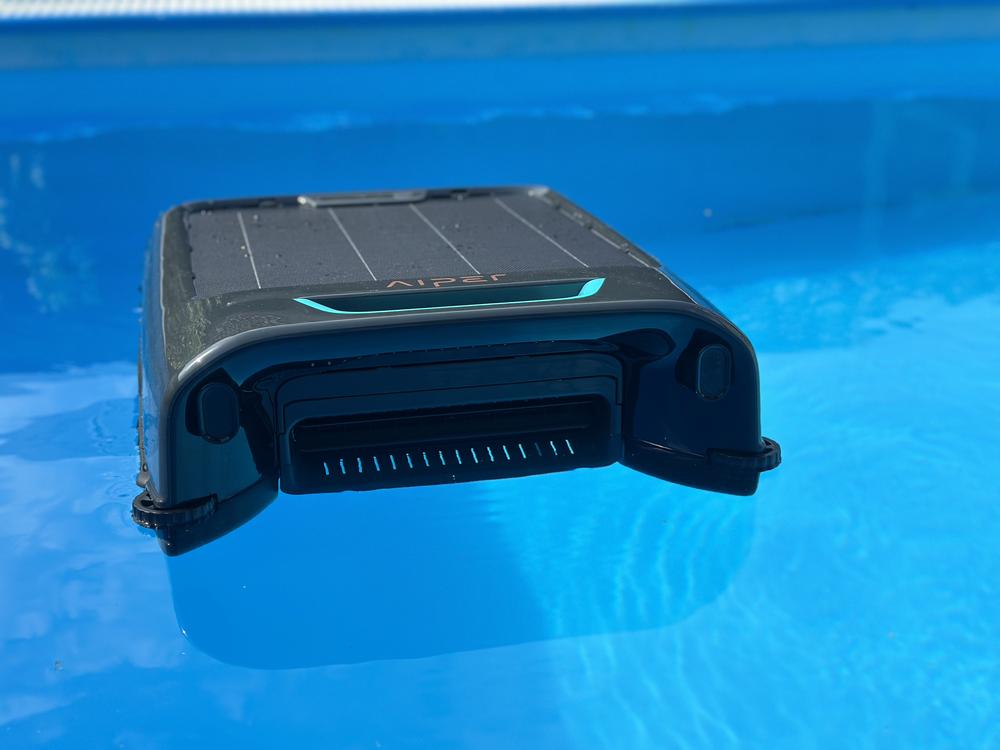 Scuba V3 & EcoSurfer S2 im Praxistest: Aiper's Experts Duo ecosurfer s2 solarpanel nahaufnahme pool