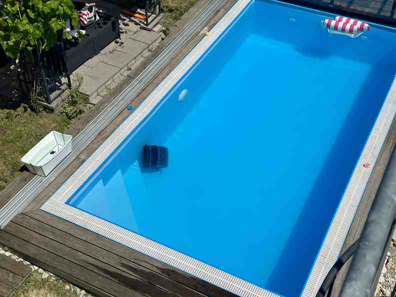 poolreiniger im einsatz vogelperspektive