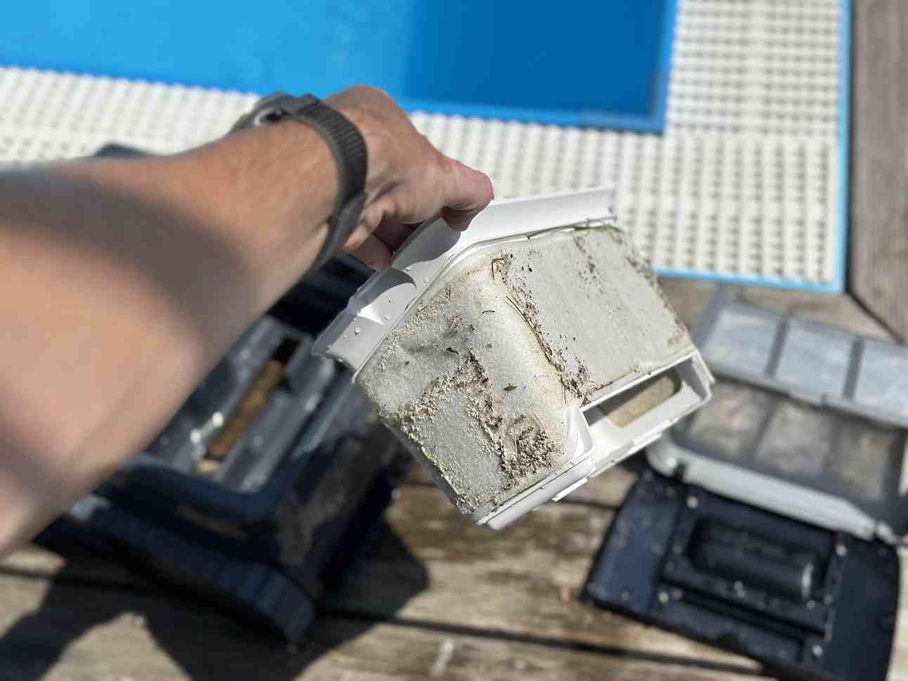 Scuba V3 & EcoSurfer S2 im Praxistest: Aiper's Experts Duo poolroboter filter schmutz nach einsatz