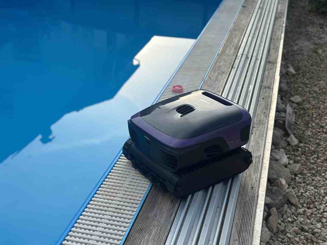 poolsauger beatbot am poolrand
