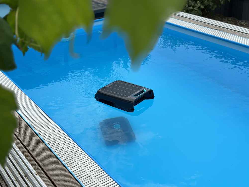 Scuba V3 & EcoSurfer S2 im Praxistest: Aiper's Experts Duo solar poolskimmer im einsatz pool sommer