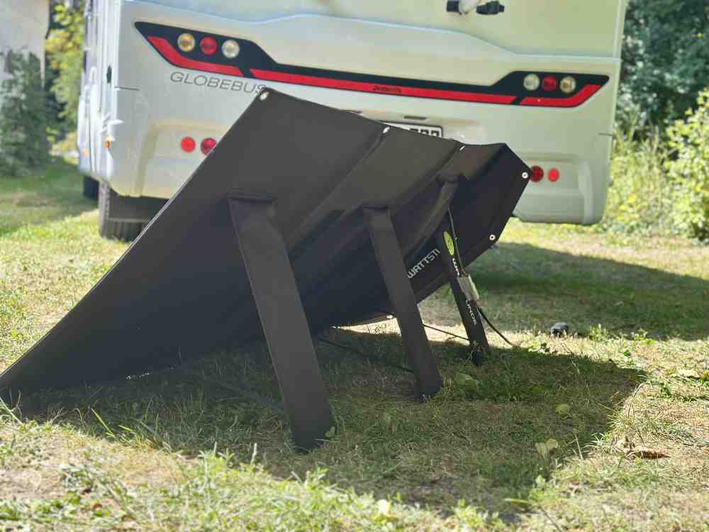 WATTSTUNDE SOLA Ease 200 Wp SunFolder im Test | Erfahrung solartasche wohnmobil drei standfuesse aufgestellt