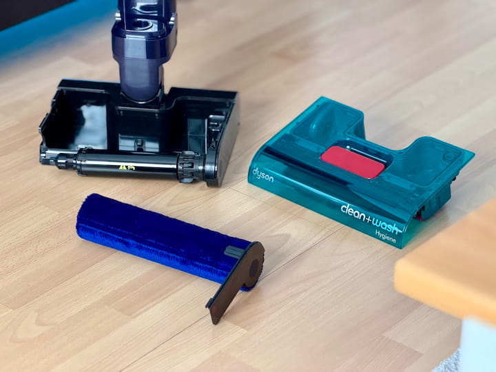 Dyson Clean+Wash Hygiene Test: Mein Bericht zum Nassreiniger Buerste zerlegt auf dem Boden