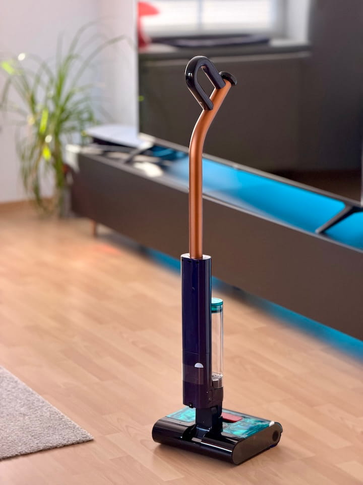 Dyson Clean+Wash Hygiene Test: Mein Bericht zum Nassreiniger Dyson Nassreiniger steht in einem Wohnzimmer